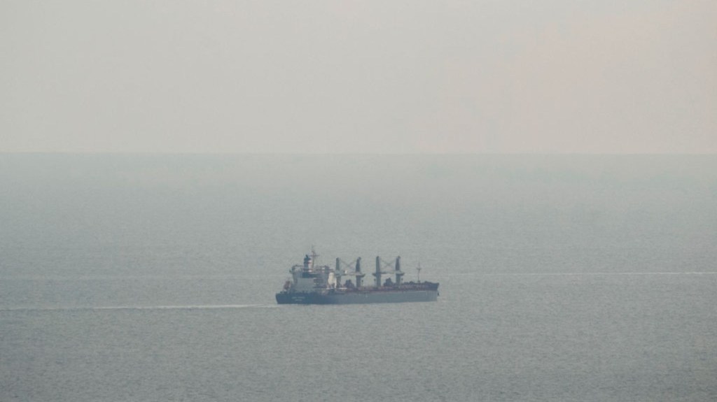 Un buque de carga navega a través de un corredor temporal después de zarpar del puerto de Odesa, en el sur de Ucrania, el 1 de septiembre de 2023. (Foto: STRINGER/AFP vía Getty Images)