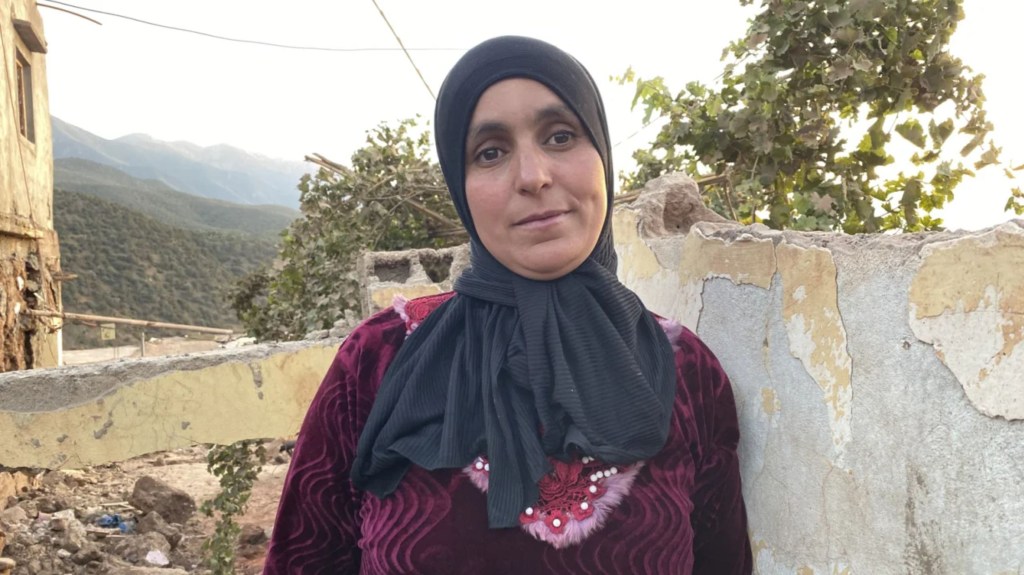 Fatema Acherhri perdió a sus dos hijas, Rajaa y Sanaa, en el terremoto que sacudió las montañas del Atlas en Marruecos el 8 de septiembre de 2023. (Foto: Ivana Kottasova/CNN)