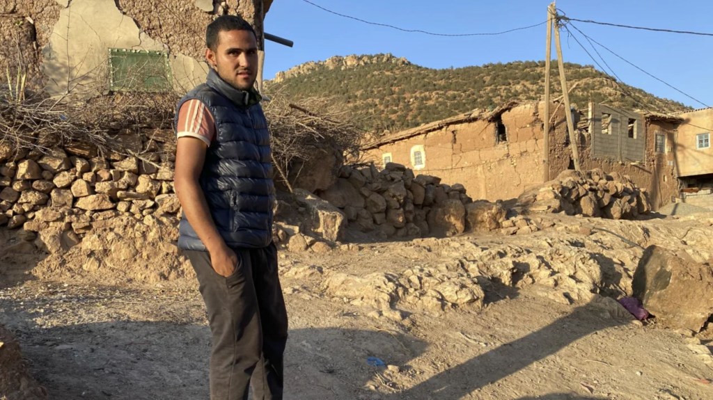 Hakim Idlhousein se encuentra cerca de los escombros de su casa, en el pueblo de Tinzert, en Marruecos, que fue destruida por el terremoto. (Foto: Ivana Kottasova/CNN)
