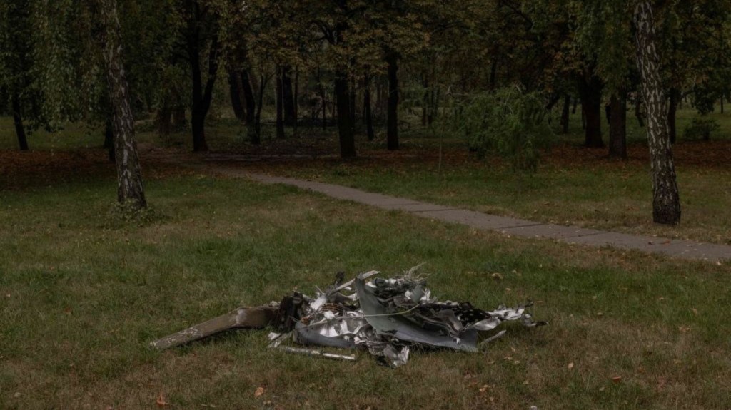 Restos de un misil en un parque tras un ataque en Kyiv, el 30 de agosto de 2023, en medio de la invasión rusa de Ucrania. (Foto: ROMAN PILIPEY/AFP vía Getty Images)