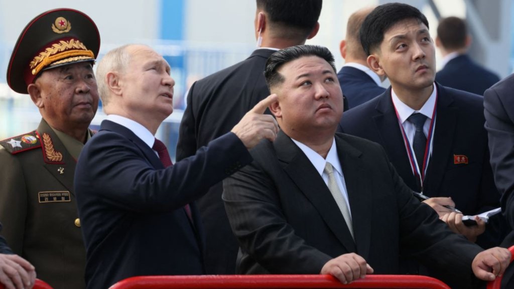 En esta fotografía distribuida por la agencia Sputnik, el presidente de Rusia, Vladimir Putin, y el líder de Corea del Norte, Kim Jong Un, visitan el Cosmódromo de Vostochny en la región de Amur el 13 de septiembre de 2023. (Foto: MIKHAIL METZEL/POOL/AFP vía Getty Images)