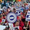 Una frustración central une a los trabajadores en huelga en EE.UU.: las exorbitantes ganancias de los CEO