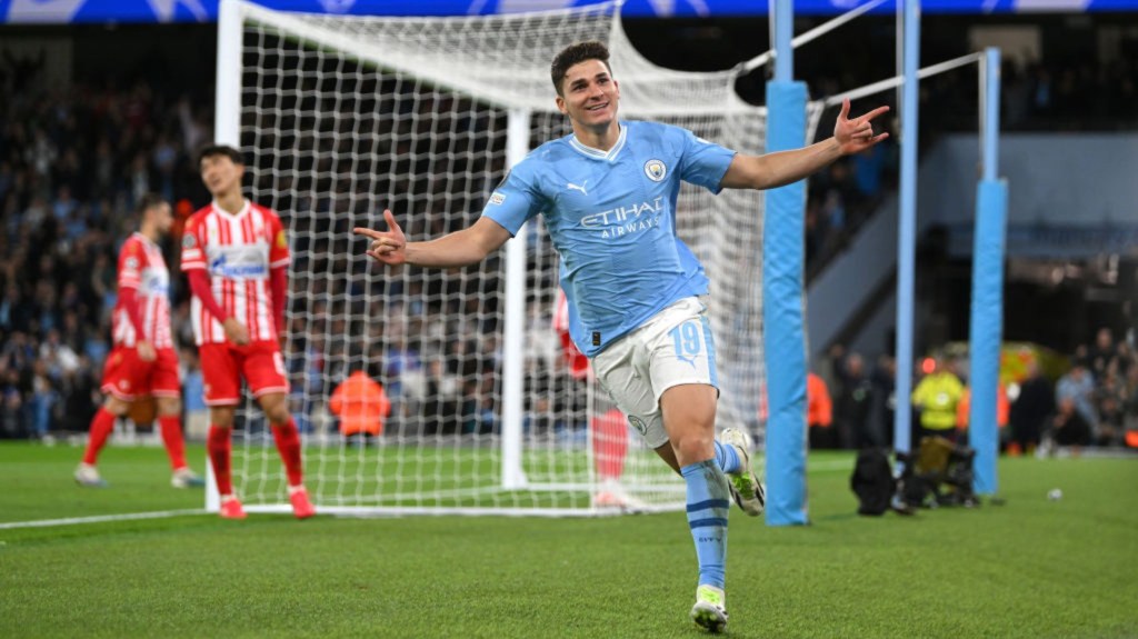 El argentio Julián Álvarez anotó dos goles en la victoria 3-1 del Manchester City contra el Antwerp. (Foto: Shaun Botterill/Getty Images)