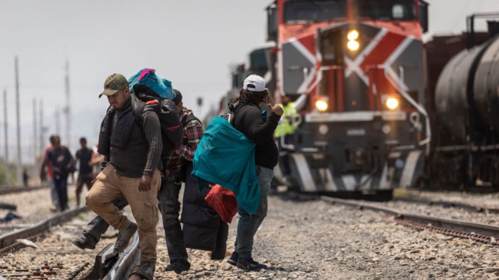 Muchos migrantes realizan el viaje barato pero peligroso hacia el norte a través de México en una red de trenes de carga conocida como La Bestia, el 10 de mayo de 2023, cerca de Ciudad Juárez, Chihuahua. (Foto: John Moore/Getty Images)