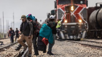 Muchos migrantes realizan el viaje barato pero peligroso hacia el norte a través de México en una red de trenes de carga conocida como La Bestia, el 10 de mayo de 2023, cerca de Ciudad Juárez, Chihuahua. (Foto: John Moore/Getty Images)
