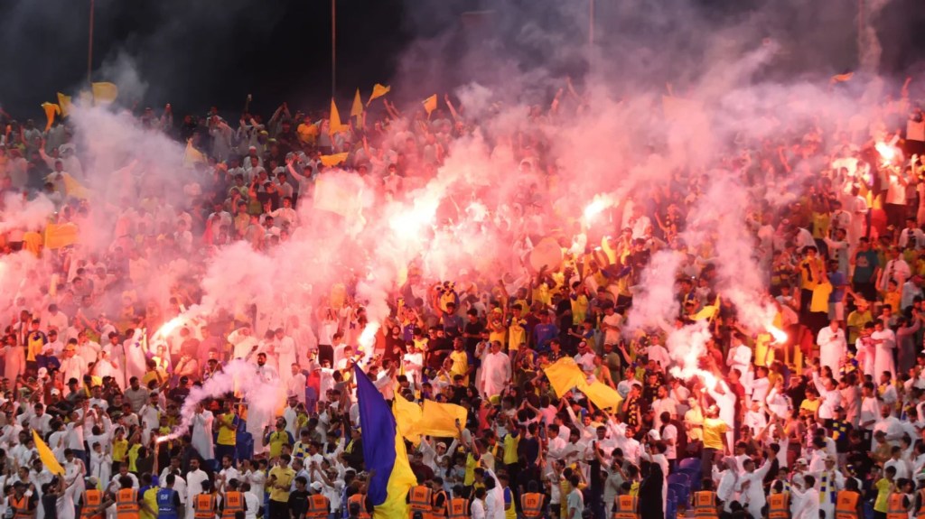 Los fanáticos de Al Nassr muestran su apoyo durante el partido del Grupo C de la Copa de Campeones de Clubes Árabes entre el club saudita y Zamalek en la Ciudad Deportiva Rey Fahd en Taif, Arabia Saudita, el 3 de agosto de 2023. (Foto: Stringer/Anadolu Agency/Getty Images)