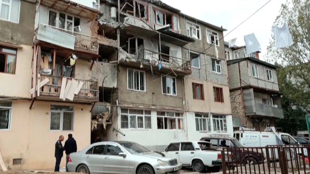 Un edificio residencial dañado en Stepanakert, la capital regional, después de que Azerbaiyán iniciara ataques en Nagorno-Karabaj el 19 de septiembre de 2023. (Foto: Gegham Stepanyan/X/AP)