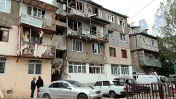 Un edificio residencial dañado en Stepanakert, la capital regional, después de que Azerbaiyán iniciara ataques en Nagorno-Karabaj el 19 de septiembre de 2023. (Foto: Gegham Stepanyan/X/AP)
