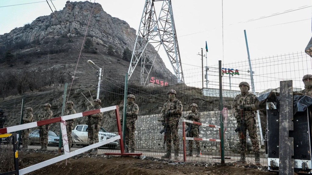 Militares azerbaiyanos hacen guardia en un puesto de control en el corredor de Lachin, que une Nagorno-Karabaj con Armenia. (Foto: Tofik Babayev/AFP/Getty Images)