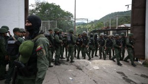 Miembros de la Guardia Nacional Bolivariana (GNB) vigilan a las afueras de la cárcel de Tocorón en Tocorón, estado de Aragua, Venezuela, el 20 de septiembre de 2023. (Foto: YURI CORTEZ/AFP vía Getty Images)
