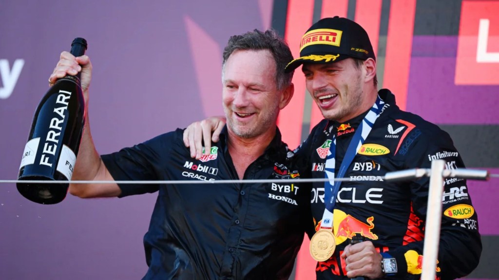 El director del equipo Red Bull, Christian Horner, y Max Verstappen celebran en el podio. (Foto: Clive Mason/Getty Images)