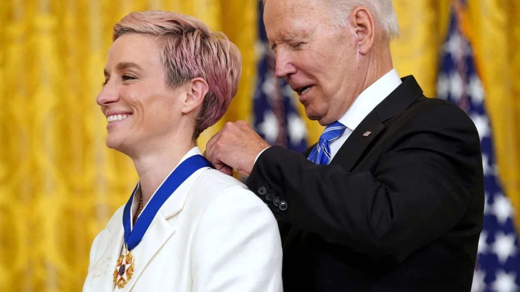 Joe Biden entrega la Medalla Presidencial de la Libertad a Rapinoe durante una ceremonia en la Casa Blanca en 2022. (Foto: Kevin Lamarque/Reuters)