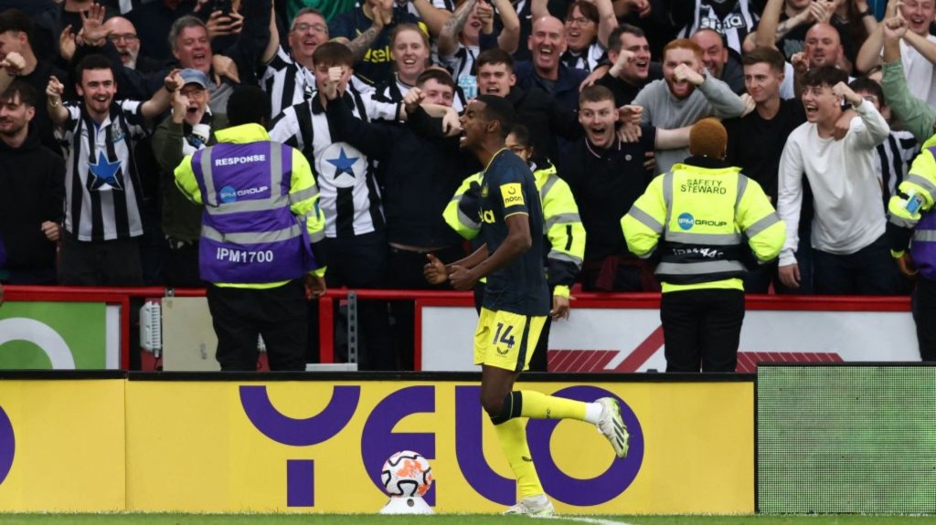 Alexander Isak celebra el octavo y último gol del Newcastle contra el Sheffield. (Foto: DARREN STAPLES/AFP vía Getty Images)