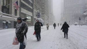 Gente camina sobre la nieve mientras una tormenta invernal azota la ciudad de Nueva York el 23 de enero de 2016, durante lo que fue un invierno de El Niño. (Foto: Selcuk Acar/Agencia Anadolu/Getty Images)