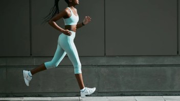 Ya sea que hagas ejercicio por más tiempo o con mayor intensidad, el ejercicio no puede revertir por completo los efectos de una mala dieta, dicen los expertos. (Foto: PersonasImages/iStockphoto/Getty Images)