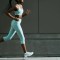 Ya sea que hagas ejercicio por más tiempo o con mayor intensidad, el ejercicio no puede revertir por completo los efectos de una mala dieta, dicen los expertos. (Foto: PersonasImages/iStockphoto/Getty Images)