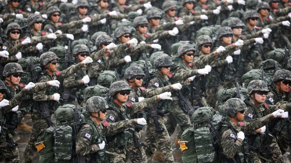 Las tropas surcoreanas marcharon durante el desfile militar en Seúl, Corea del Sur, el 26 de septiembre de 2023. (Foto: Kim Hong-Ji/Reuters)