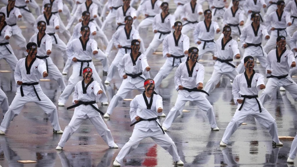 Los soldados surcoreanos realizan una demostración de taekwondo durante el evento. (Foto: Kim Hong-Ji/Reuters)