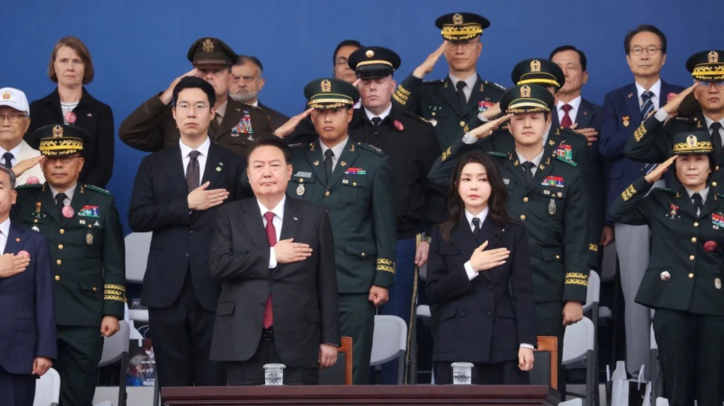 El presidente de Corea del Sur, Yoon Suk Yeol, y su esposa, Kim Keon Hee, saludan la bandera nacional durante el desfile militar. (Foto: Kim Hong-Ji/Reuters)
