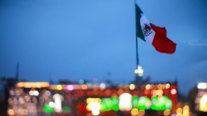 La bandera de México en el Zócalo de la Ciudad de México. (Foto: Hector Vivas/Getty Images)