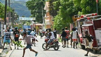 La gente huye de los gases lacrimógenos mientras se manifiestan por el aumento del costo de la vida en Petit-Goâve, Haití, el 14 de septiembre de 2023. (Foto: RICHARD PIERRIN/AFP vía Getty Images)