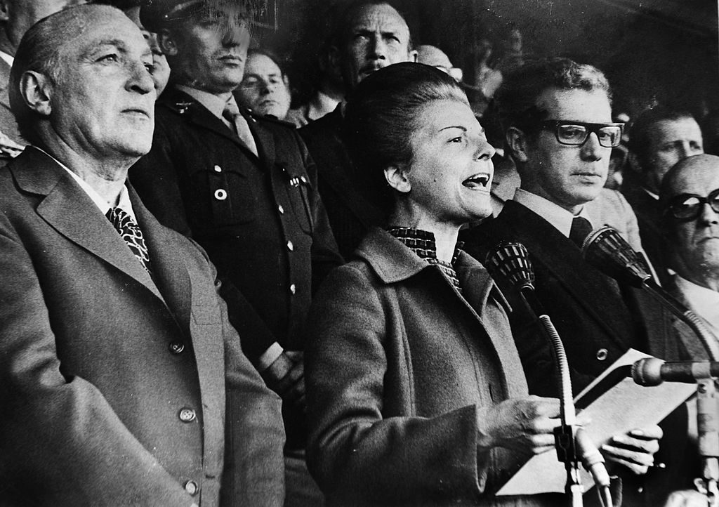 Foto de archivo de 1975 de la presidenta argentina Maria Estela Martinez de Perón durante un acto en Buenos Aires (Crédito: STR/AFP/GettyImages)