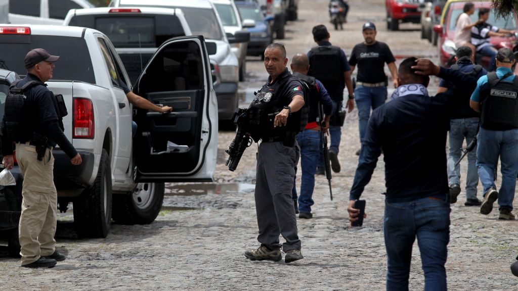 Agentes policiales desplegados en Lagos de Moreno, Jalisco, México, tras la desaparición de un grupo de jóvenes. (Crédito: ULISES RUIZ/AFP via Getty Images)
