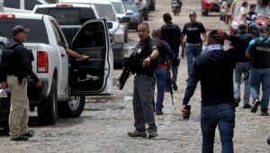 Agentes policiales desplegados en Lagos de Moreno, Jalisco, México, tras la desaparición de un grupo de jóvenes. (Crédito: ULISES RUIZ/AFP via Getty Images)