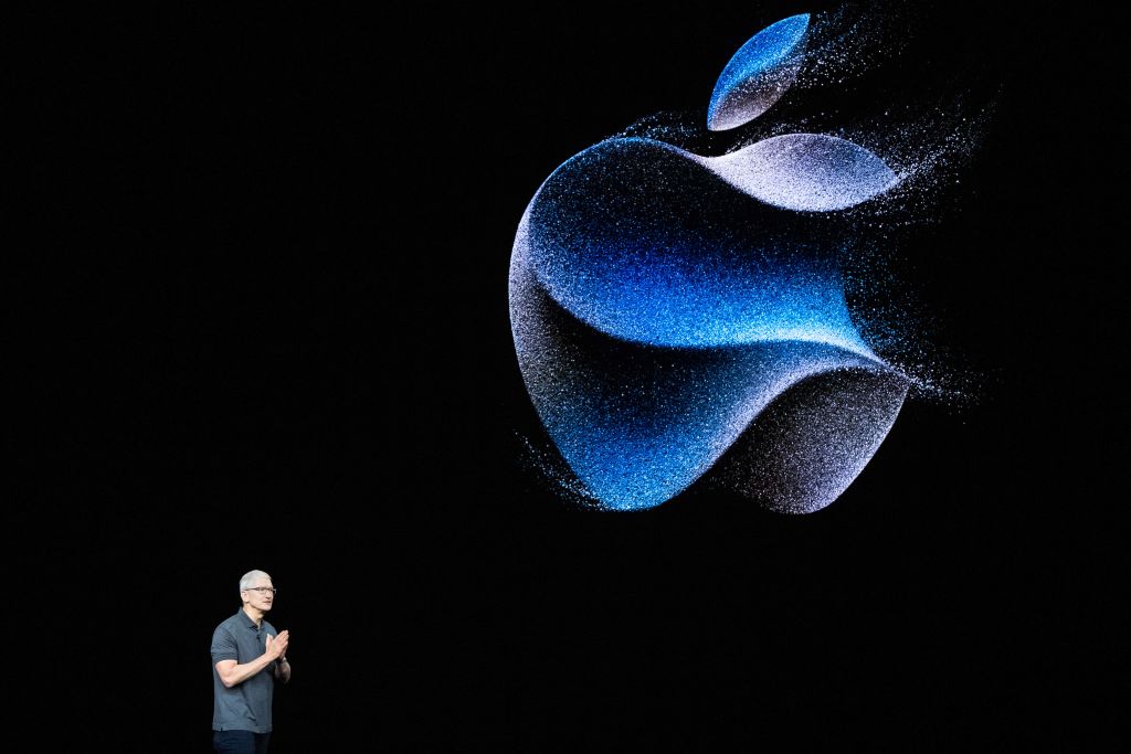 Tim Cook, de Apple durante el lanzamiento del iPhone 15 en el Apple Park en Cupertino, California, el 12 de septiembre de 2023. (Crédito: NIC COURY/AFP via Getty Images)
