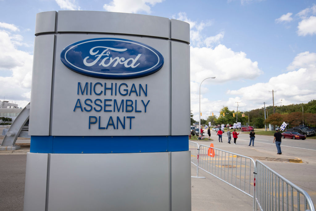 Trabajadores sindicalizados se encuentran en huelga en la planta de ensamblaje de Ford, en Michigan. (Crédito: Bill Pugliano/Getty Images)