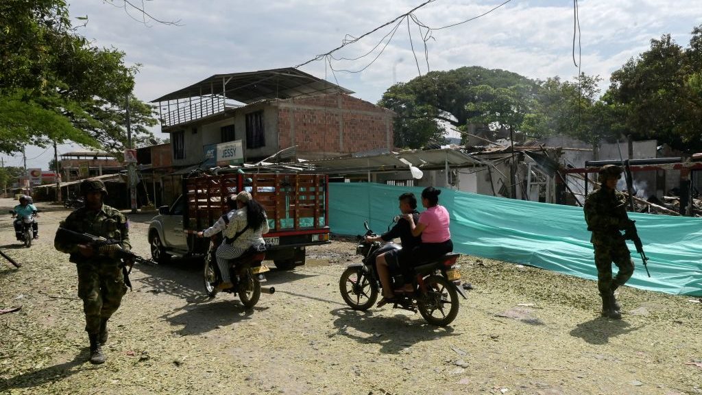 Soldados colombianos patrullan las calles tras el atentado con coche bomba de este miércoles 20 de septiembre, cerca de una estación policial en Timba, departmento de Cauca, Colombia (Crédito: JOAQUIN SARMIENTO/AFP via Getty Images)