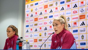 Alexia Putellas e Irene Paredes de la selección femenina de fútbol en una conferencia de prensa en Gothenburg, Suecia, el 21 de septiembre de 2023 (Crédito: JONATHAN NACKSTRAND/AFP via Getty Images)