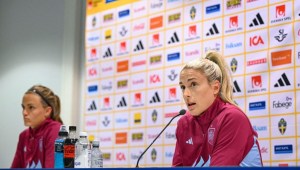 Alexia Putellas e Irene Paredes de la selección femenina de fútbol en una conferencia de prensa en Gothenburg, Suecia, el 21 de septiembre de 2023 (Crédito: JONATHAN NACKSTRAND/AFP via Getty Images)