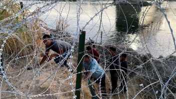 Migrantes hondureños intentan cruzar la frontera en Río Grande, hacia Eagle Pass, Texas. (Crédito: PAULA RAMON/AFP via Getty Images)