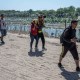 Inmigrantes caminan hacia un área de procesamiento después de cruzar río Grande desde Mexico (Crédito: ANDREW CABALLERO-REYNOLDS/AFP via Getty Images)