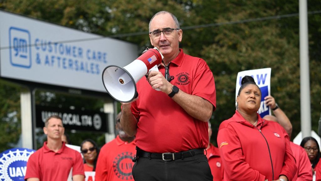 El líder del sindicato United Auto Workers (UAW) Shawn Fain el 26 de septiembre de 2023 (Crédito: JIM WATSON/AFP via Getty Images)