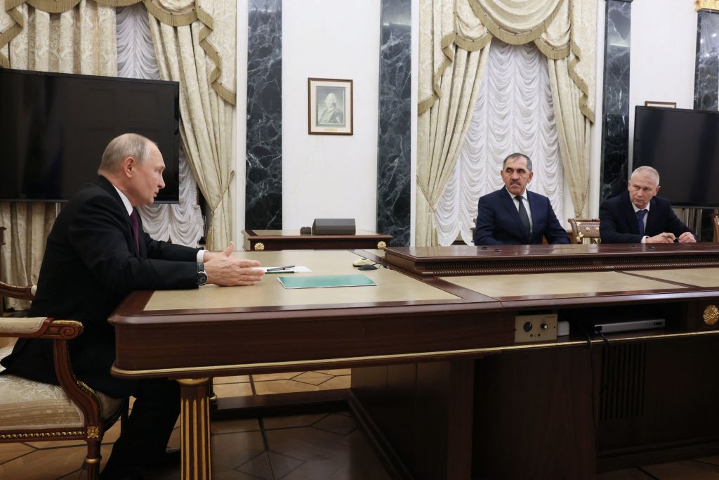 El presidente Vladimir Putin en una reunión con el vicejefe de Defensa de Rusia, Yunus-Bek Yevkurov y Andrei Troshev, el 28 de septiembre de 2023. (Crédito: MIKHAIL METZEL/POOL/AFP via Getty Images)