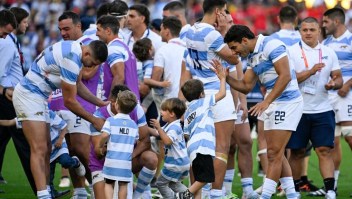 Jugadores del equipo argentino de rugby celebran la victoria sobre Chile en el Mundial de Rugby en Nantes, Francia, el 30 de septiembre de 2023. (Crédito: DAMIEN MEYER/AFP via Getty Images)