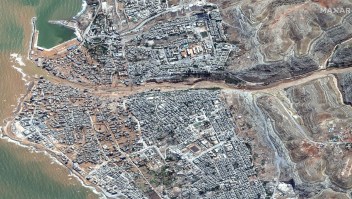 Una imagen de satélite muestra la ciudad de Derna tras las inundaciones del miércoles en el este de Libia. (Maxar Tecnologías/Reuters)