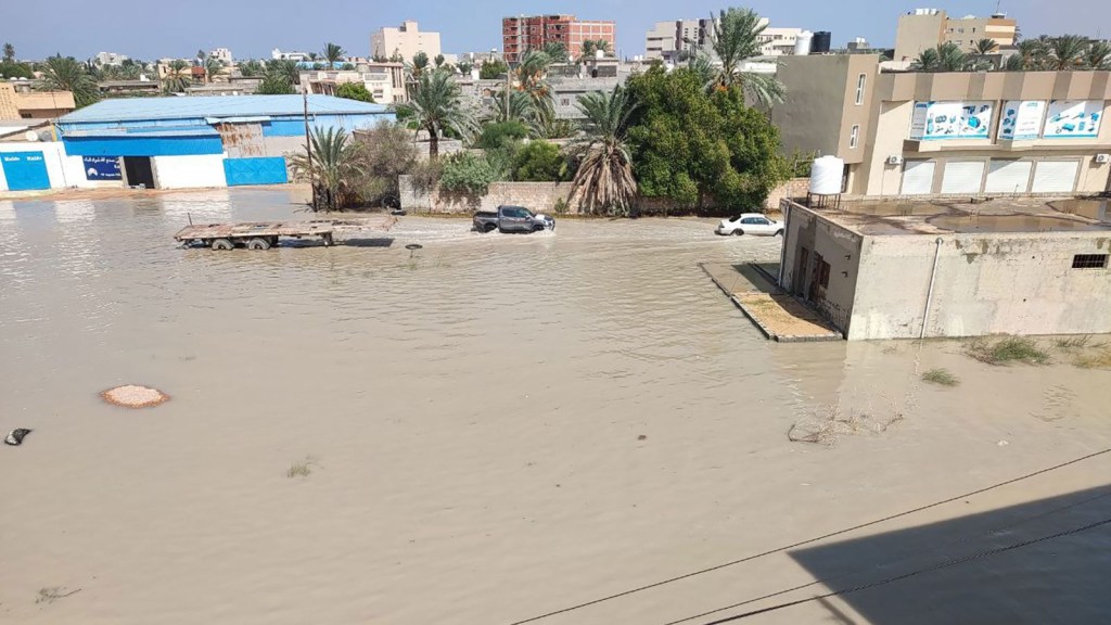 Asentamientos, vehículos y lugares de trabajo dañados tras las inundaciones provocadas por las fuertes lluvias en Misrata, Libia, el 10 de septiembre de 2023. (Emhmmed Mohamed Kshiem/Agencia Anadolu/Getty Images)