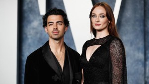Joe Jonas y Sophie Turner en la fiesta de los Oscar de Vanity Fair en 2023 en Beverly Hills. (Danny Moloshok/Reuters)