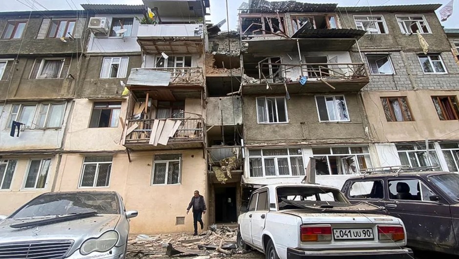 Un edificio de viviendas dañado en Stepanakert, la capital regional, después de que Azerbaiyán iniciara ataques contra Nagorno-Karabaj el 19 de septiembre de 2023.