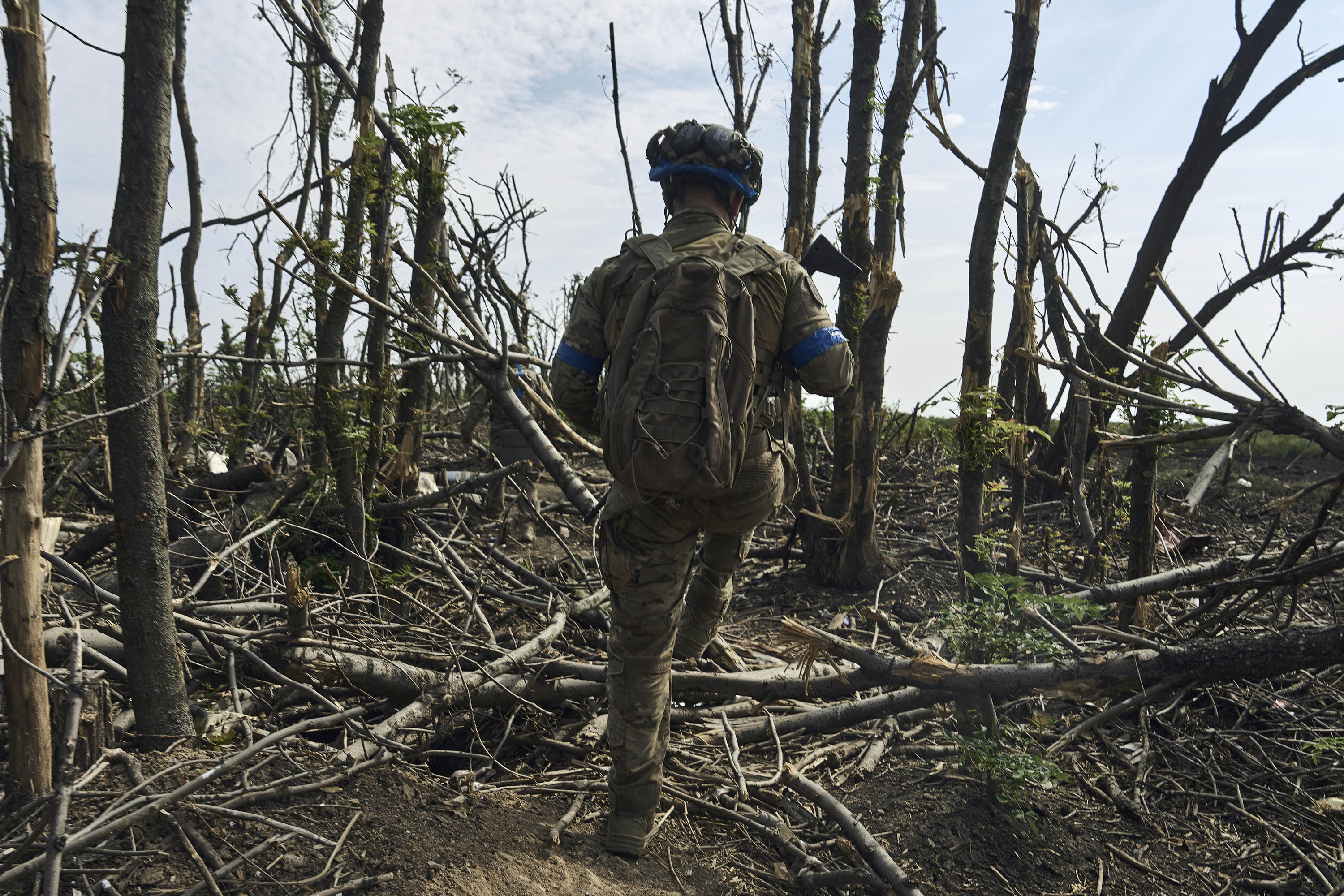 Un soldado ucraniano toma posiciones cerca de Bakhmut, en la región ucraniana de Donetsk, el lunes 4 de septiembre. Libkos/AP