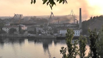 El humo se eleva desde el astillero de Sebastopol, Crimea, después del ataque con misiles, 13 de septiembre de 2023. (Crédito: Reuters)
