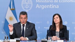Los ministros Sergio Massa y Fernanda Raverta anunciando el bono para trabajadores informales.