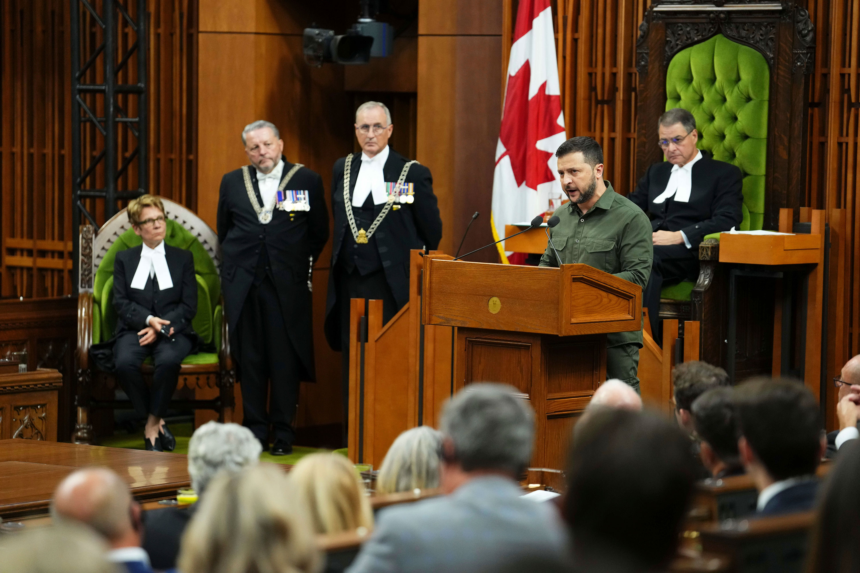 El presidente de Ucrania, Volodymyr Zelensky, pronuncia un discurso ante el Parlamento de Canadá en Ottawa el viernes. (Sean Kilpatrick/Prensa Canadiense/AP)