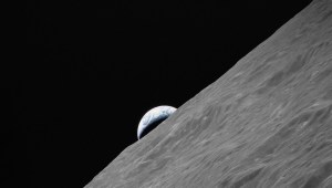 La Tierra se eleva sobre el horizonte lunar en esta foto tomada desde la nave espacial Apolo 17 de la NASA mientras estaba en órbita durante la última misión de alunizaje del programa Apolo. (NASA)