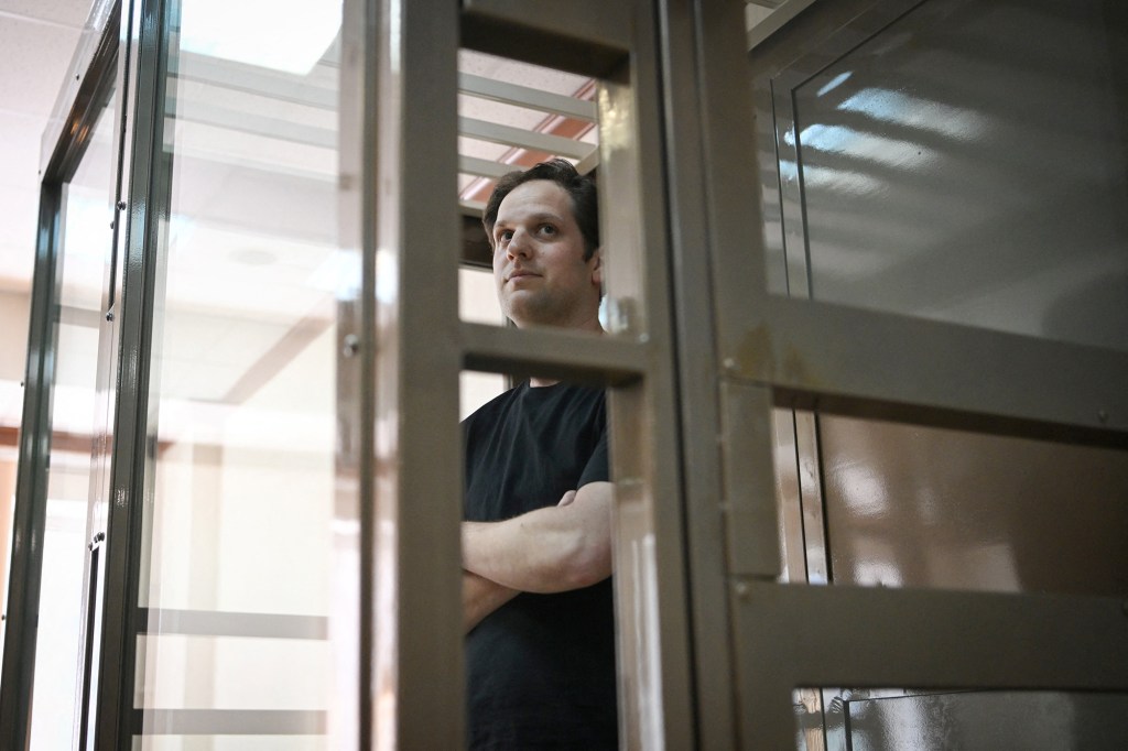 El periodista estadounidense Evan Gershkovich se encuentra dentro de la jaula de acusado antes de una audiencia para considerar una apelación sobre su detención extendida en el Tribunal Municipal de Moscú, Rusia, el 22 de junio. (Foto: Natalia Kolesnikova/AFP/Getty Images)