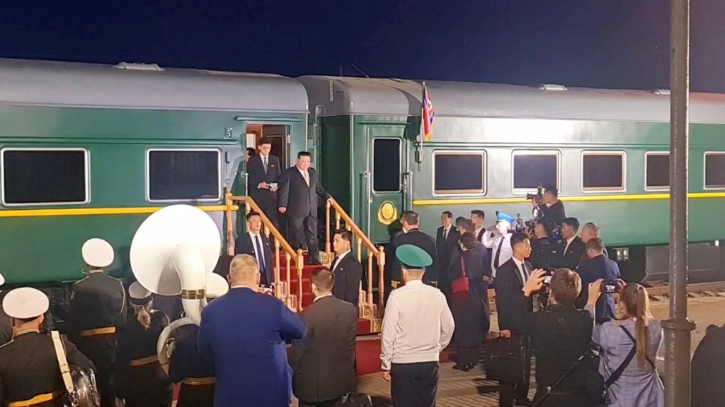 El líder norcoreano Kim Jong Un baja este martes de su tren en Rusia y es recibido por funcionarios rusos en la región de Primorsky, Rusia. (Foto: Alexander Kozlov/Telegram/Reuters)