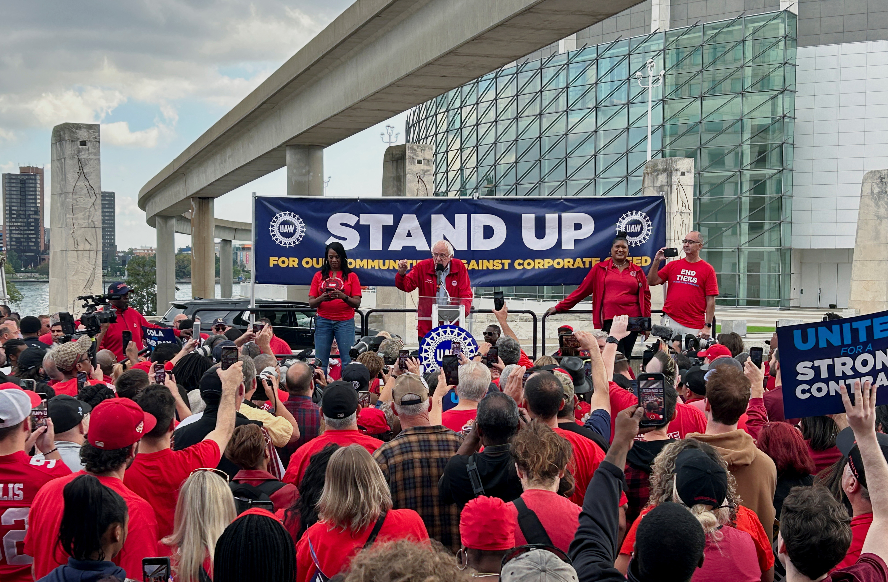 El senador Bernie Sanders habla ante miembros del sindicato United Auto Workers Local en un mitón en Detroit, Michigan (REUTERS/Eric Cox)